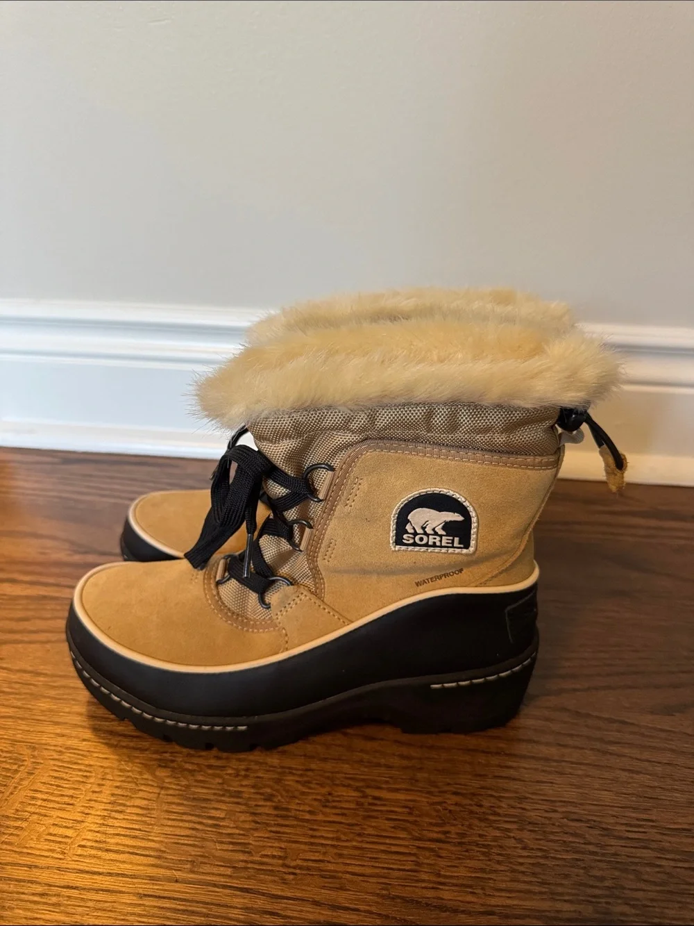 Sorel Women's Tan and Black Faux-Fur Winter Lace-Up Boots